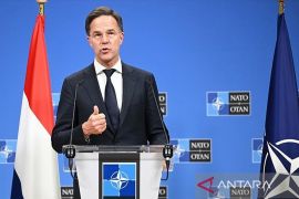 Sekjen NATO: Genjot anggaran militer atau belajar bahasa Rusia