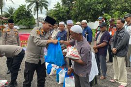 Polsek Kualuhhulu bagi paket sembako