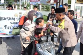 Polres Meranti dan awak media bagi takjil dan buka puasa bersama