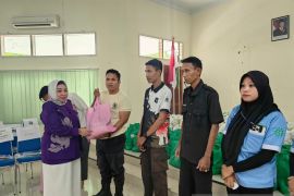 DWP UNG bagikan paket sembako untuk masyarakat kampus