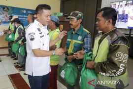 Pemkab Bandung menyalurkan 10.730 paket sembako untuk ojek pangkalan
