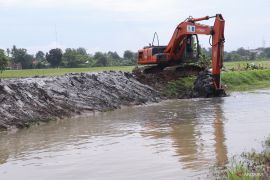 Pemkab Bekasi terjunkan alat berat perbaiki tanggul jebol irigasi Pebayuran