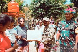 Tim Wasev TMMD bagikan 150 paket makanan tambahan ke warga Kbusdori Biak