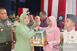 Korem 151/Binaiya Maluku bagikan 400 paket bingkisan lebaran pada santri