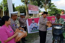 Polres Simalungun bagi takjil di Serbalawan