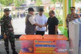 Bantuan untuk warga terdampak banjir Padangsidimpun terus berdatangan, termasuk dari gubernur
