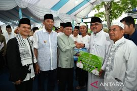 Safari Ramadan di Langkat, Surya serahkan dana pembangunan Rumah Tahfiz Alquran