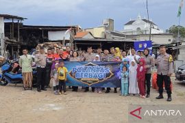 Polda Metro gandeng komunitas motor untuk bagi takjil dan buku cerita