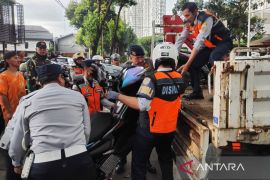 Jaksel tertibkan puluhan kendaraan di lokasi parkir liar di Senopati