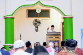 Bupati Dompu ingatkan camat dan kades bijak gunakan dana desa