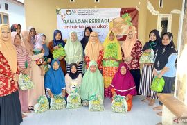 DW BPS Kabupaten Gorontalo bagi-bagi bahan makanan kepada masyarakat