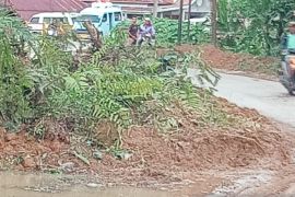 Tebing longsor di Tapsel tutupi akses jalan nasional ke Sibolga