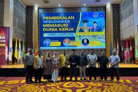 Persiapan Memasuki Dunia Kerja, Dirkeu PT Semen Padang Beri Pembekalan kepada Calon Wisudawan UNP