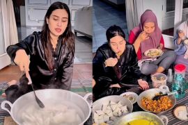 Masak lontong sayur jam 3 pagi, keahlian Angbeen Rishi dipuji bak chef profesional!