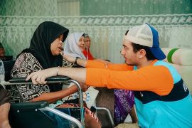 Aksi Bryan Domani di panti wreda tuai pujian, netizen: Ganteng luar dalam!