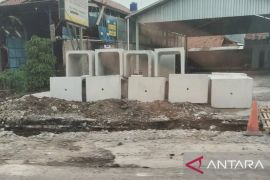 Pemkab perbaiki drainase di sepanjang jalan akses gerbang Tol Karawang Timur