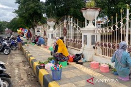 Dekat dengan alam! Serunya ngabuburit sambil memberi makan rusa di Bengkulu