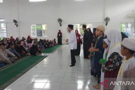 300 anak yatim di Bangka Tengah terima santunan