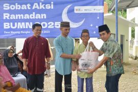Kementerian BUMN dan PT Timah bagikan sembako kepada lansia di Desa Mayang
