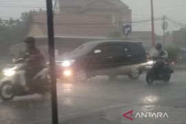 BMKG : hujan deras disertai kilat diprakirakan terjadi di sejumlah kota besar