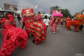 Barongsai berbagi di bulan Ramadhan