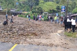 Banjir Parapat, aktivitas lumpuh, lalu lintas dialihkan