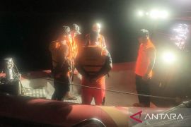 Tim SAR selamatkan lima nelayan Tual  mati mesin di perairan Pulau Mas