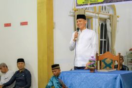 Bupati Sabar AS salurkan bantuan pembangunan Masjid Nurhidayah Air Panjang  Rp20 juta