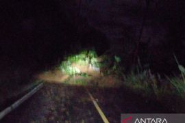 Tebing Longsor, jalan nasional Tapsel-Madina lumpuh total