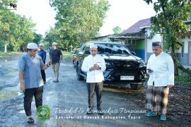 Bupati Tapin tinjau Jalan Datu Aling yang rusak parah