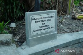 Padat karya bangun sarana perdesaan dan serap tenaga kerja