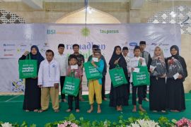 LAZ Persis beri beasiswa dan santuni 1.000 yatim dan duafa