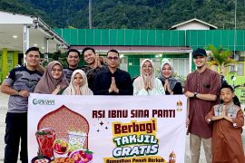 RSI Ibnu Sina Panti berbagi di bulan Ramadhan 100 paket takjil