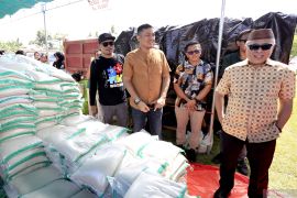 Pemkab Gorontalo menggelar pasar murah bersubsidi di Telaga Jaya