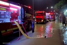 Bupati Tanah Bumbu tangani warga terdampak banjir