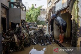Dampak tanggul Sungai Cigede jebol di Kabupaten Bandung