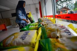 Operasi pasar PT Pos Indonesia di Padang Page 2 Small