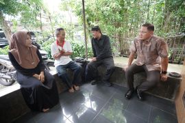 Kadindik Jatim dan jajaran beri bantuan murid, guru, petugas kebersihan dan keamanan kurang mampu