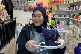 Dari kelas ke digital: Direy Dealova raup cuan dari YouTube & Shopee