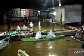 Warga Ulu Gedong pergi shalat tarawih pakai perahu akibat banjir