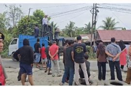 Puluhan warga Selesai Langkat unjuk rasa minta perbaikan jalan