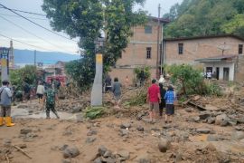 Akses Parapat buka tutup, masyarakat gotong royong bersihkan material banjir