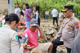 Polres Simalungun beri layanan kesehatan warga terdampak banjir bandang Parapat