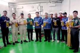 Bupati Belitung Timur cek langsung takaran MinyaKita di pasar Kelapa Kampit