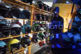 Penjualan helm jelang mudik Lebaran 1446 Hijriah
