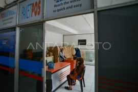 Operasi pasar PT Pos Indonesia di Padang Page 3 Small