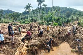 Dinas Kesehatan Pesisir Selatan dirikan tenda pengungsian untuk korban banjir