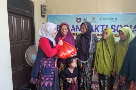 LKKS salurkan bantuan sembako bagi lansia di Lombok Tengah