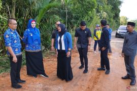 Wabup Debby minta Dinas PU segera perbaiki jalan penghubung Desa Jeriji-Tepus yang terputus