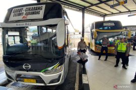 Polres Garut mengecek kelayakan bus umum untuk antisipasi kecelakaan